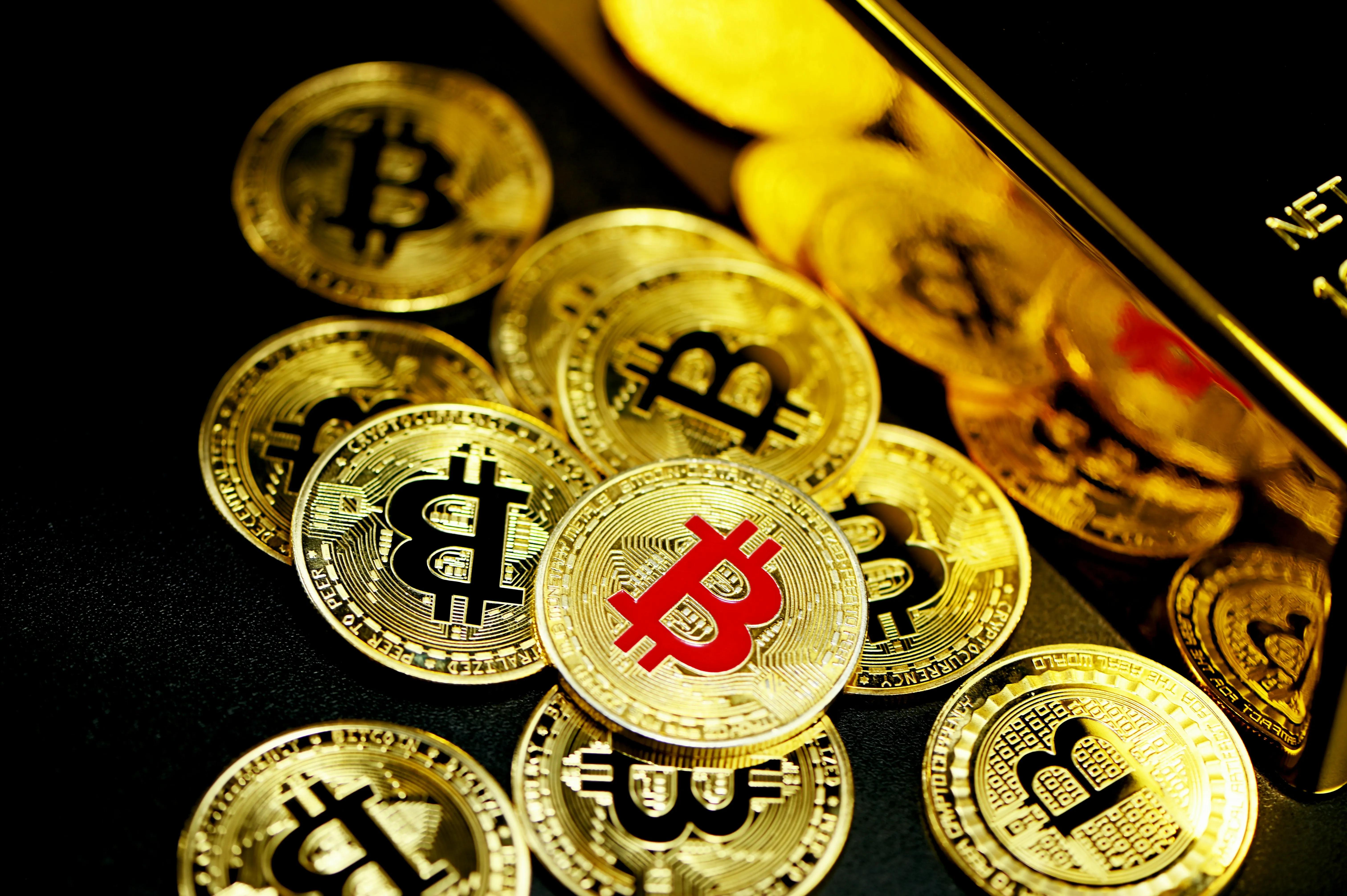 Sân bóng rổ với cầu thủ và biểu tượng cá cược, minh họa quy tắc bóng rổ ev88vn win